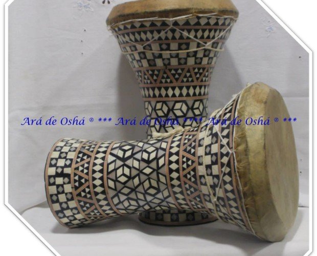 Darbuka. Tambor traído de Egipto, en parche de piel y cuerpo de madera con decoración de nácar.