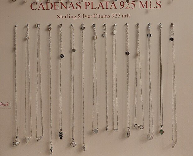 15 cadenas plata. panel con 15 pulseras de plata