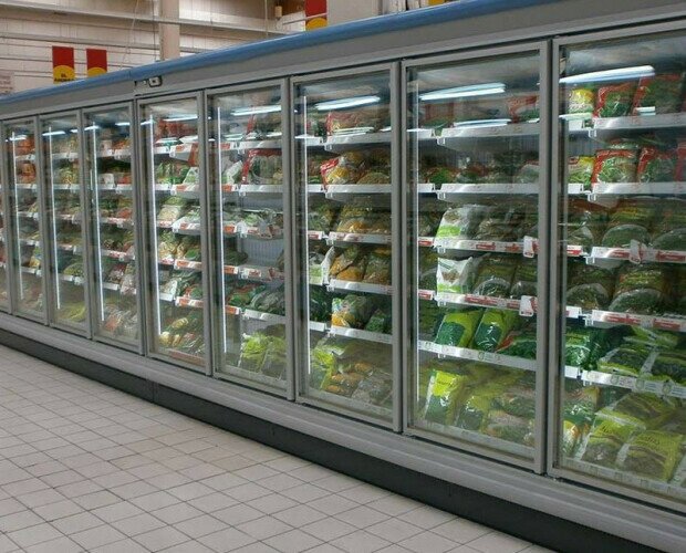 Mural congelados con puertas. Mural de congelados con puertas en un supermercado