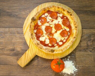 Gustosita Pepperita. Pizza tomate, mozzarella y pepperoni.