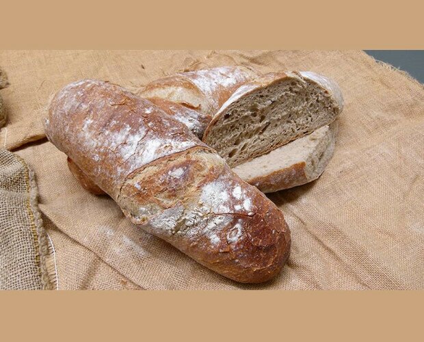 Caja de pan de país. Aguanta mucho más tiempo fresca. Su elaboración es 50% artesanal