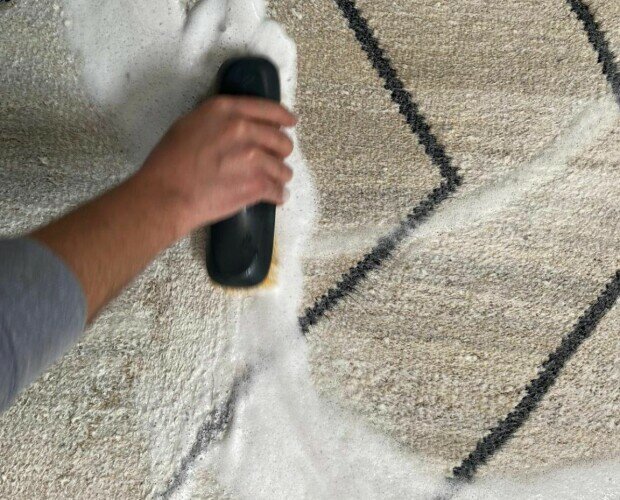 Limpieza manual de alfombras. Usamos productos neutros que evitan dañar al tejido