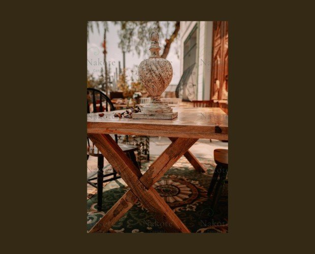 Mesa Orma. Elegante mesa de madera de mango modelo Orma con patas cruzadas