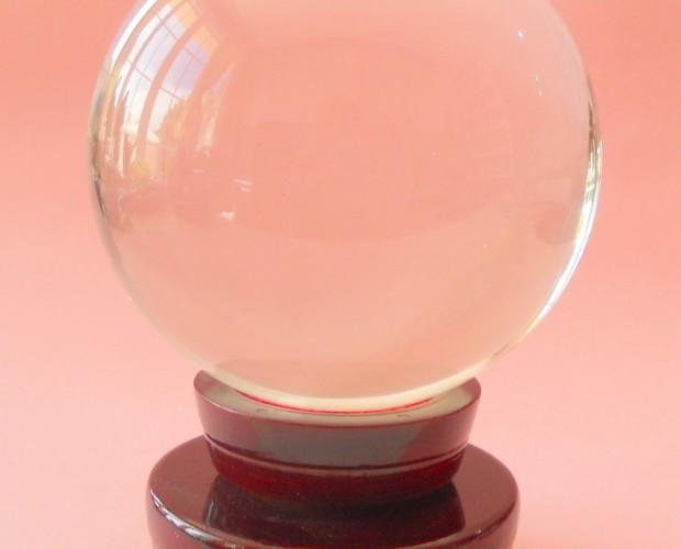 Bola de cristal. De 15 centímetros de diámetro y con peana de madera