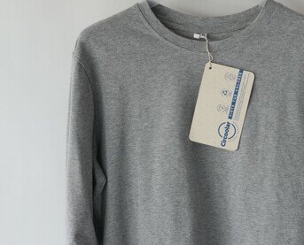 Camiseta gris. Camiseta fabricada con algodón orgánico