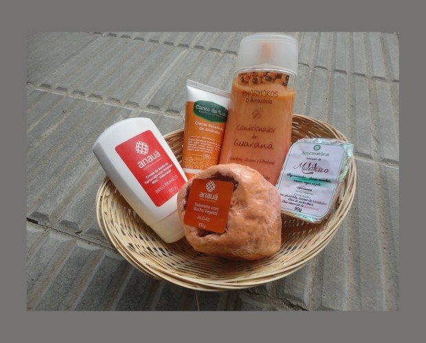Kit de Cosmética Natural Aracayú. Contiene: esponja, champú, jabón, crema hidratante y crema de baño