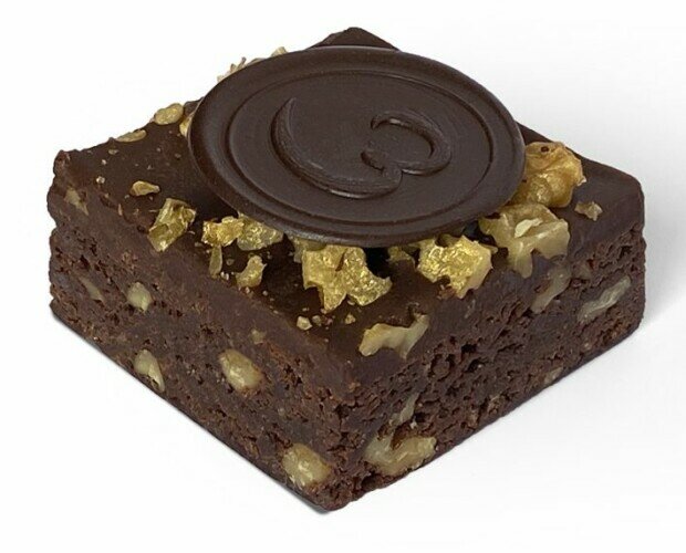 Postre Brownie Individual. Brownie de chocolate y nueces, con cobertura de ganache de chocolate y trozos de nuez