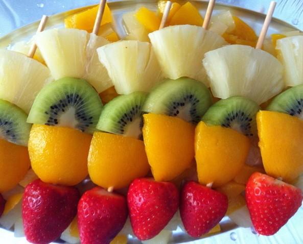 Brocheta frutas. Deliciosas y frescas