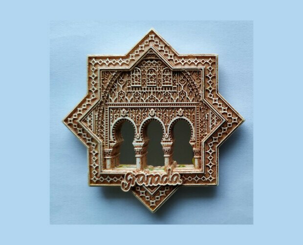 Imán Córdoba. Imán decorativo con forma de estrella de ocho puntas, con dibujos Andalusíes