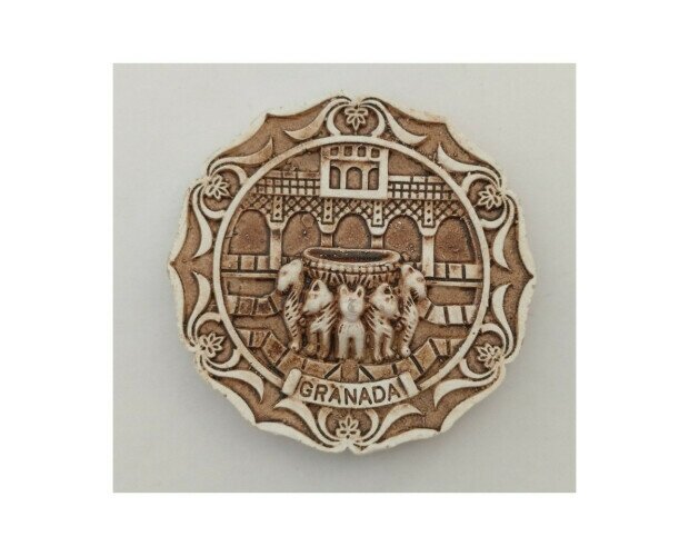 Imán Granada. Imán decorativo con relieve que representa el Patio de los Leones de la Alhambra
