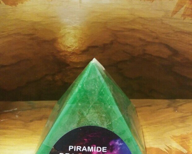 Pirámide de la suerte. Pirámide verde. Medida: 8x8x8cm