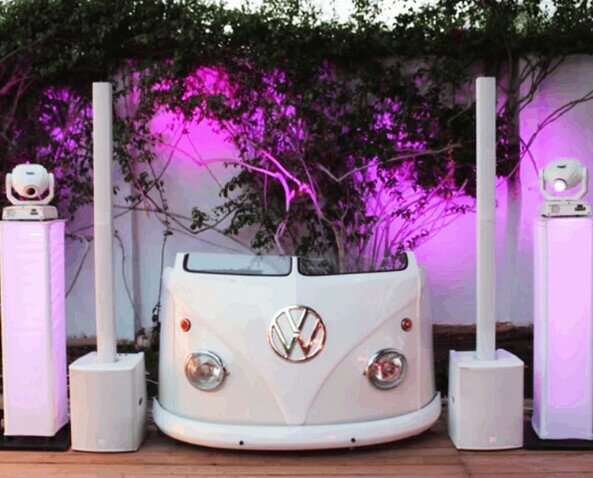 Cabina DJ Rafa Polo. Cabina DJ Rafa Polo Volkswagen T1 blanca con columnas blancas