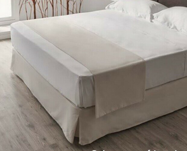 Cubre canapés y caminos de cama. Fabricado en todos los tamaños y alturas de cama