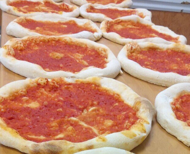 Bases de pizza. Bases de pizza con tomate, estiradas a mano