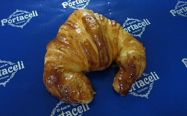 Croissant. Bollería diaria, se puede rellenar con nata o choco