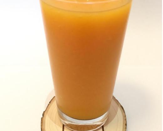 Bebida refrescante. Smoothies de zanahoria, mango, piña y papaya