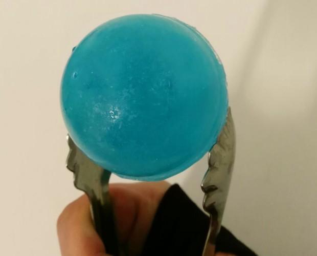 Hielo esférico. Bola de hielo de color azul, disponible en más colores.