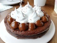 Tartas. Masa húmeda de chocolate estilo brownie, cubierta de dulce de leche y merengue suizo.