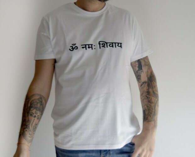 Camiseta mantra. Diseño mantra loka samasta en algodón