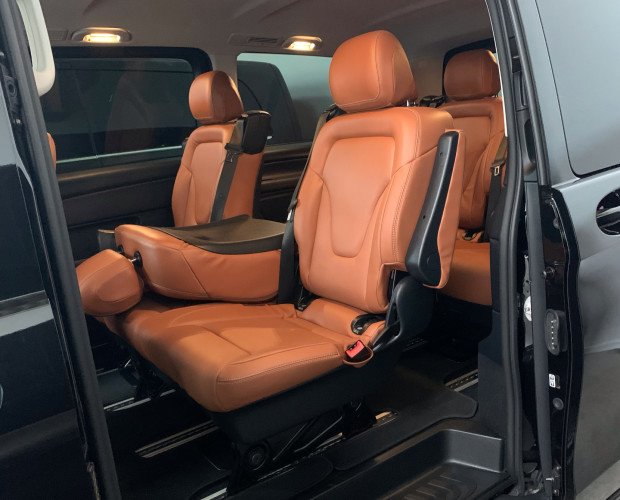 V-Class Luxury. Alquiler de minivan con conductor en Sevilla con interior en piel realizada a mano.