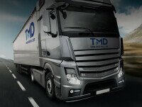 Transporte por Carretera. Camión rotulado de TMD realizando un transporte por carretera.