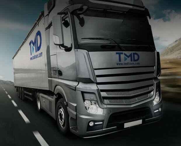 Camión TMD. Camión rotulado de TMD realizando un transporte por carretera.