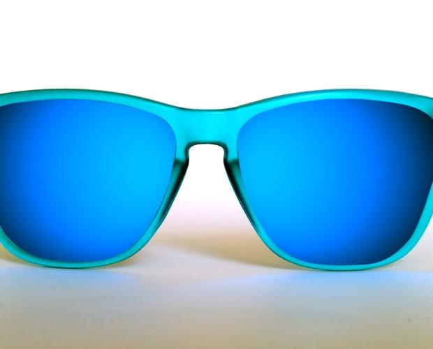 Lentes polarizadas. Gafas de sol con lentes polarizadas espejadas.