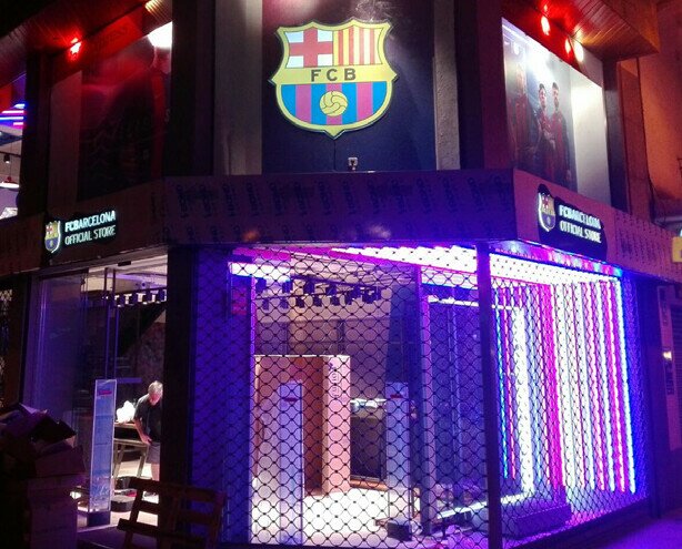 FC Barcelona Store. Rótulo y vinilos de la FCBarcelona Store