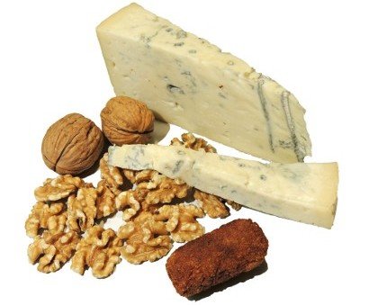 Gorgonzola y nueces. Auténtico queso azul italiano y nueces, un placer para los sentidos.