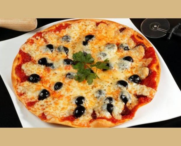 Pizza de mozzarella. Mozzarrella y aceitunas negras