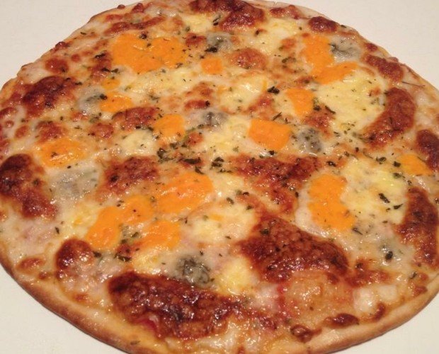 Pizza 4 quesos. Pizzas precocinadas pronta para calentar al horno y comer!