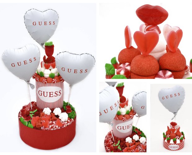 Tartas San Valentín. Tartas de golosinas con pegatina con el logo y globos con forma de corazón.