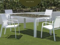 Mobiliario de Exterior. Elegante conjunto de mesa y sillas de jardín en color blanco