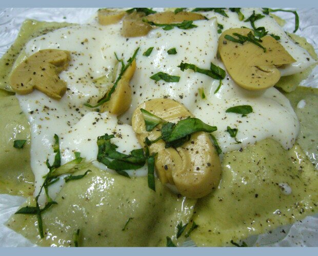 Raviolones de espinacas. Deliciosa masa al huevo rellena con espinacas frescas, ricotta, cebolla coc. y quesos