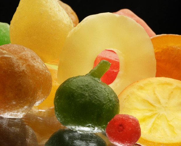 Fruta glaseada.. Fruta con una recubierta fina capa de azúcar glas.