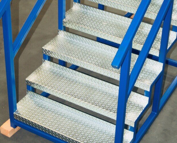 Escalera Metálica. Escalera metálica con aluminio damero.