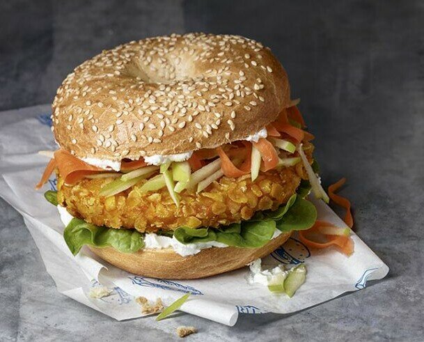 Krispy Chicken Burger. Hamburguesa de pollo con cereales y un toque picante. Disponible en 90 gr y 135 gr