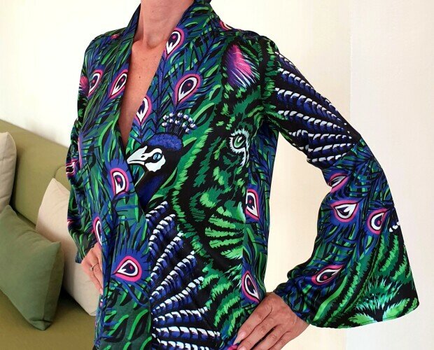 Blusa con maga campana. Nueva colección de blusas con diseños únicos hecha con tejidos sostenibles en España.