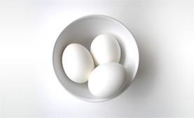 Huevos frescos. Huevos blancos L de entre 53 y 63 gramos