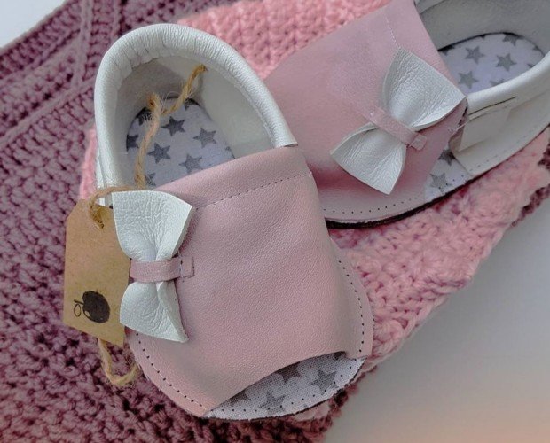 Zapatos rosa con lacito. zapatos bebé niña