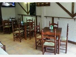 Muebles para Restaurantes. Mesa para bar con pata torneada y sillas