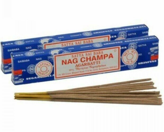 Inciensos Nag Champa (Satya). hecha de mezcla de extractos de hierbas, flores y aceites enrollada en bambú