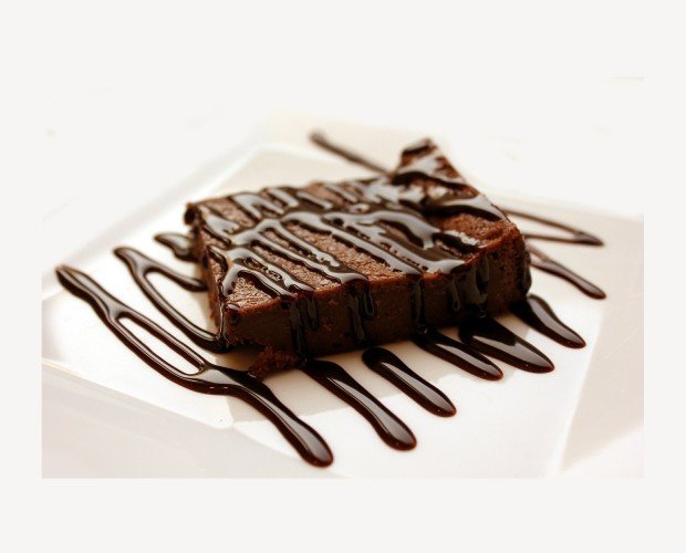 Brownie de Chocolate. Bizcocho de chocolate con nueces cubierto con chocolate derretido