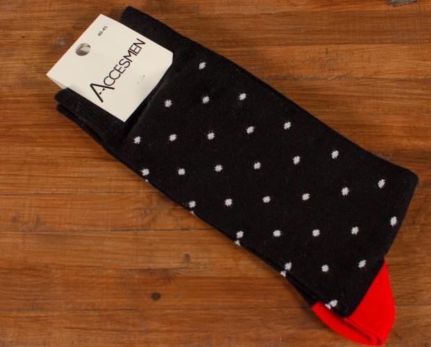 Calcetines de diseño. calcetines negros con puntos blancos y talón rojo