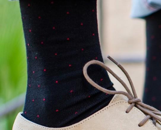 calcetines de puntos. calcetines negros con puntos rojos