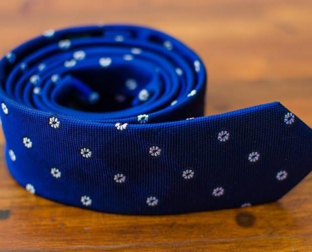 Corbata seda azul. Corbata de seda azul con diseño