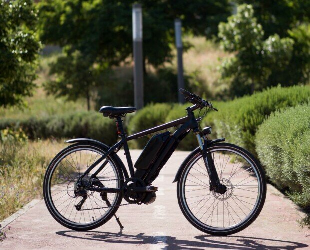 Bicicleta eléctrica E-BIKE. Bicicleta con manillar doble altura o recto