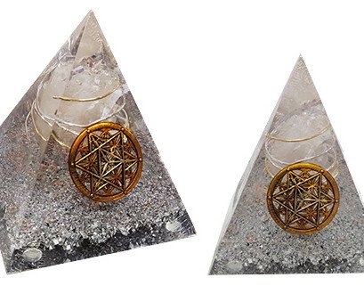 Orgonitas. Organita pirámide de 10,5 X 10,5 X 12 Cm. Estrella de la vida y cuarzo cristal