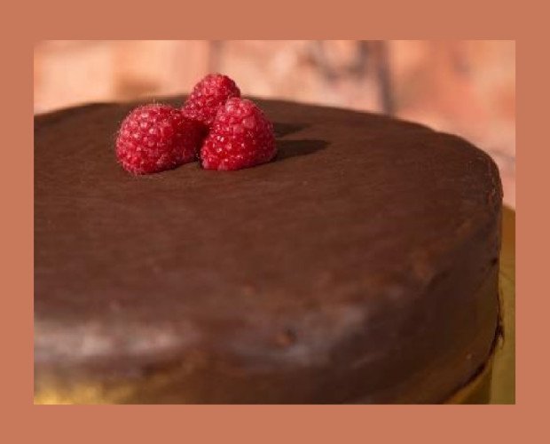 Tarta Sacher Sin Gluten. Bizcocho de Chocolate a capas relleno de mermelada de fresa y cobertura de chocolate.
