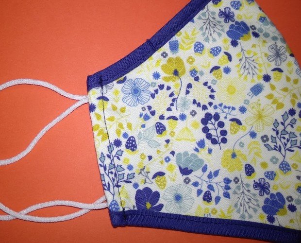 Flores azul y amarillo. Mascarilla doble capa de algodón homologado, en tallas S y M.
